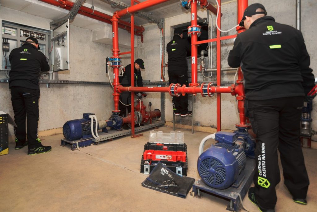 Serviseri tvrtke Centar za zaštitu na radu obavljaju aktivnosti vezane za redovito održavanje sprinkler sustava
